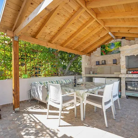 2 Bedroom Pet Friendly In *
